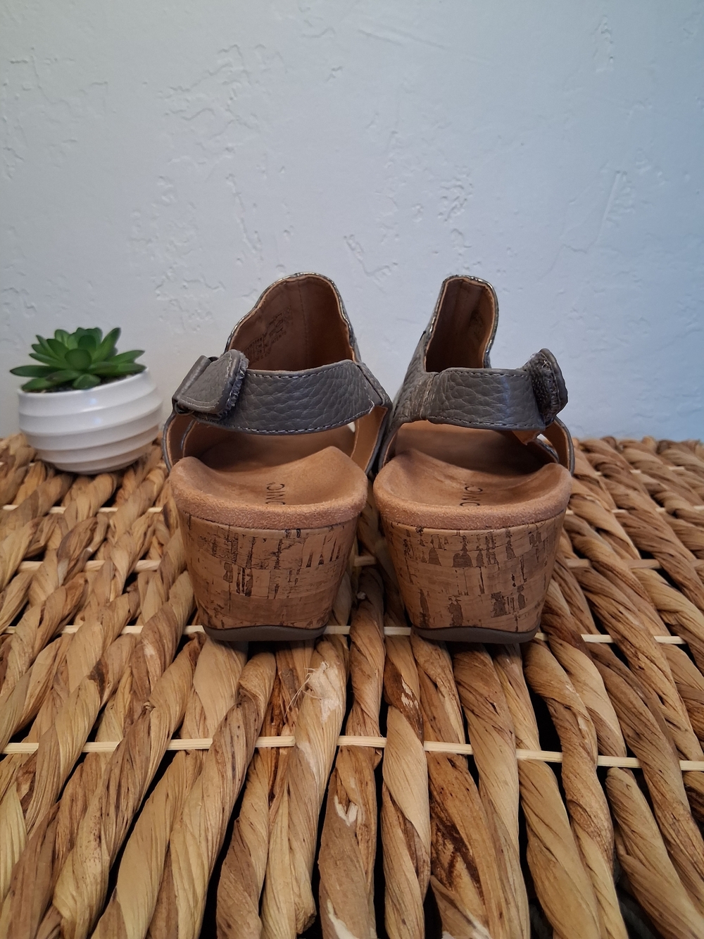 Vionic Tatiana Wedge Sandals Sz 11 Metallic Snake Embossed Cork Heel Comfort Ort - Picture 4 of 7